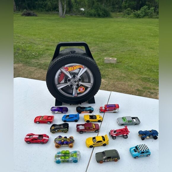 Hot Wheels Tire Case With 17 Cars Colorful Die-Cast Car Set - Picture 1 of 5